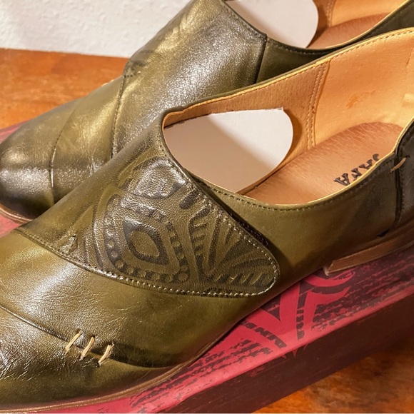Jafa olive leather oxfords size 40 (fits size 8.5 or 9)
Brand new in box - Picture 3 of 8